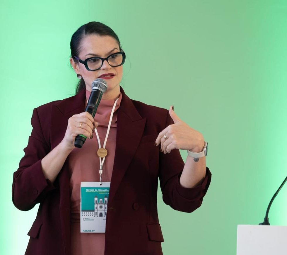 Dra. Raquel Vassão em palestra no congresso do BCTRIMS, em 2024